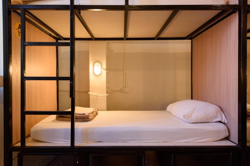 Warm White Hostel Bangkok Exterior photo