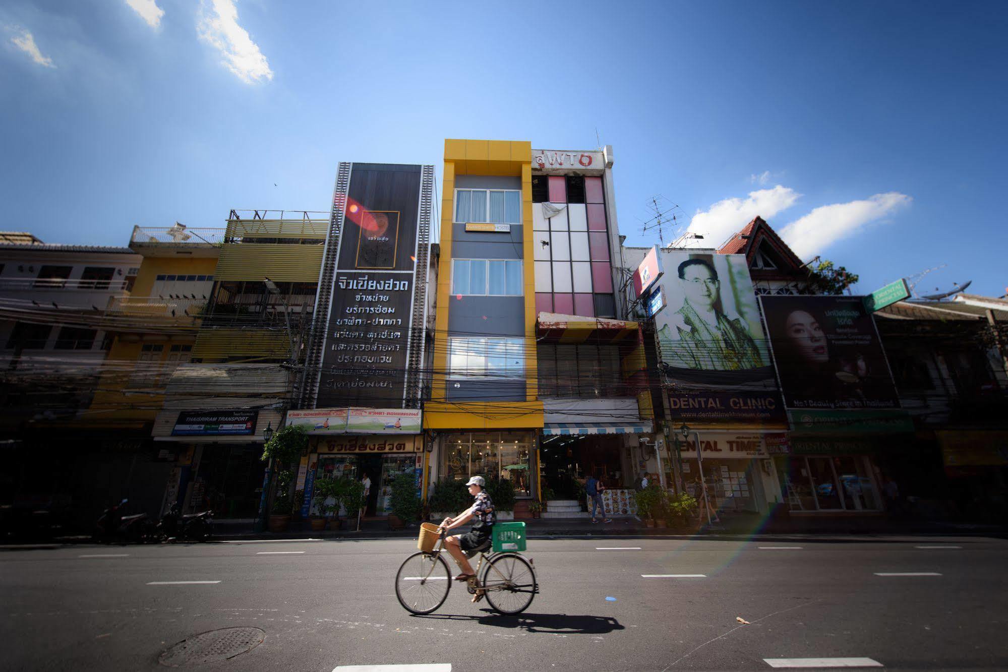 Warm White Hostel Bangkok Exterior photo