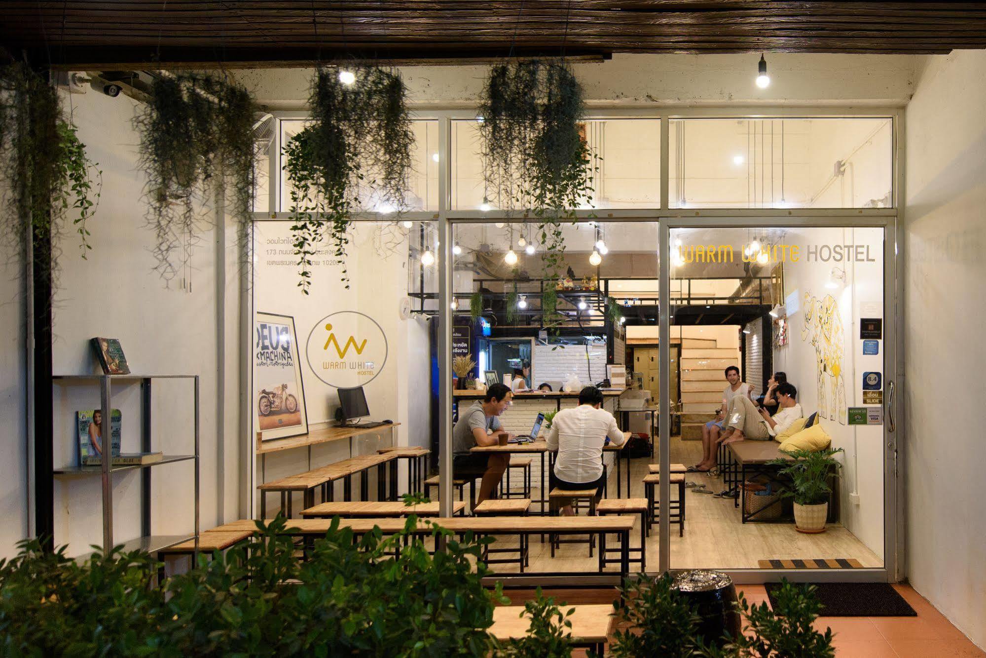 Warm White Hostel Bangkok Exterior photo
