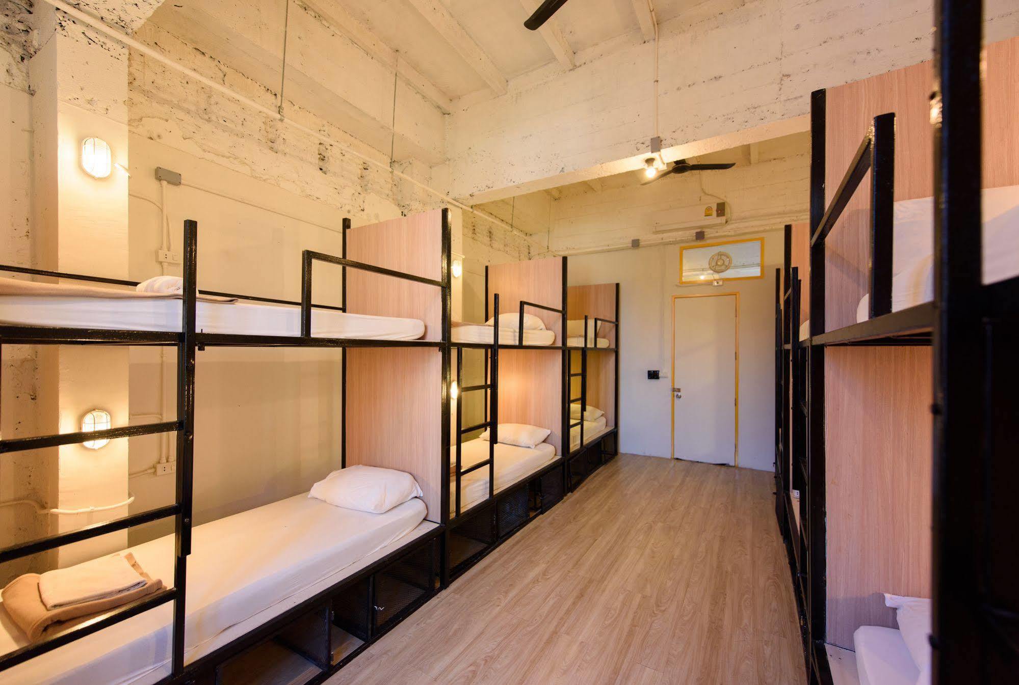 Warm White Hostel Bangkok Exterior photo