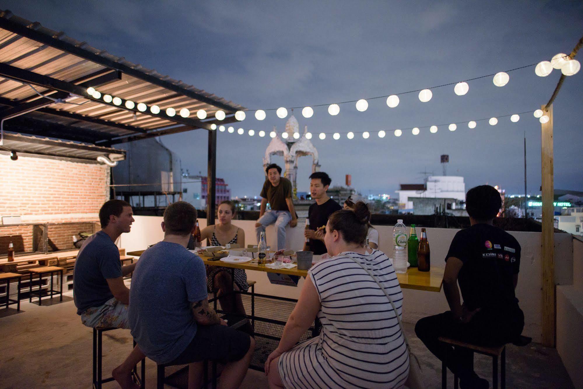 Warm White Hostel Bangkok Exterior photo