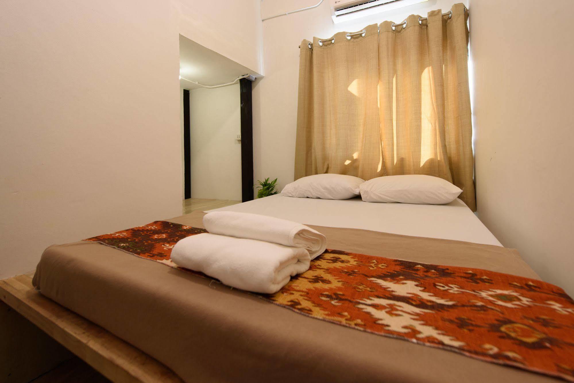 Warm White Hostel Bangkok Exterior photo