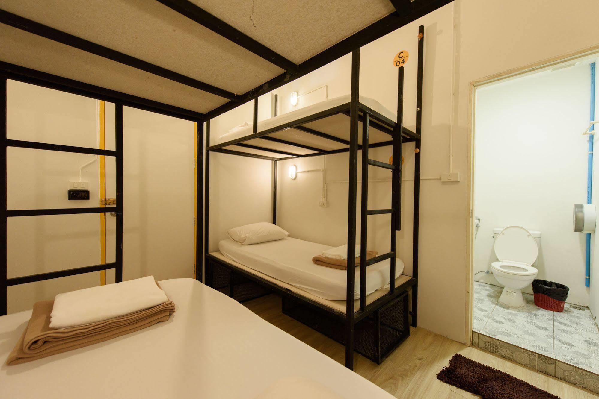 Warm White Hostel Bangkok Exterior photo