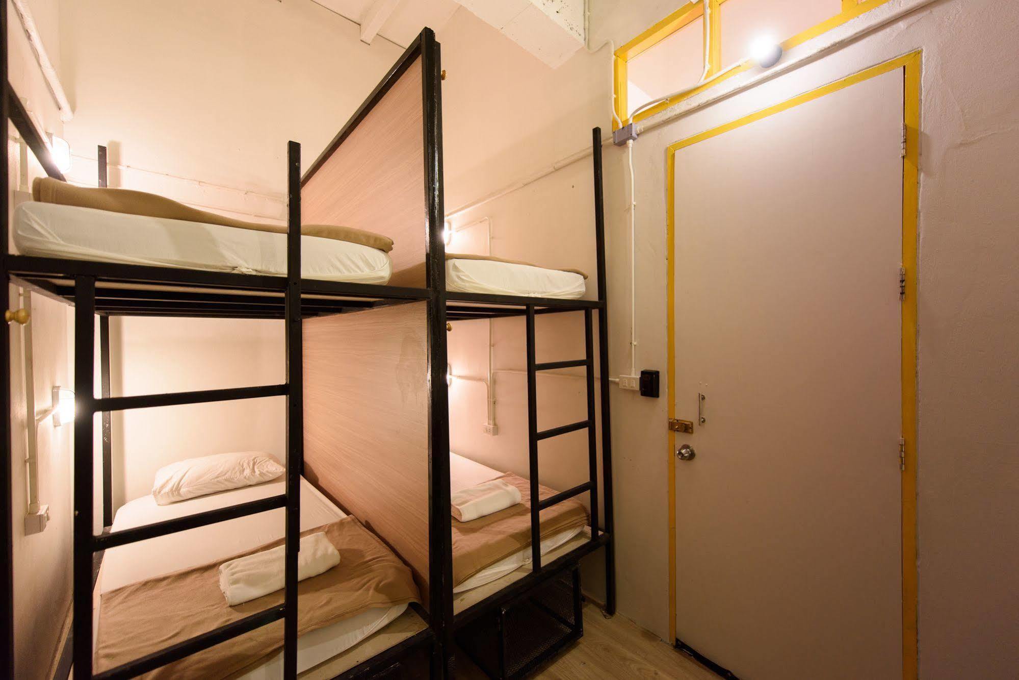 Warm White Hostel Bangkok Exterior photo