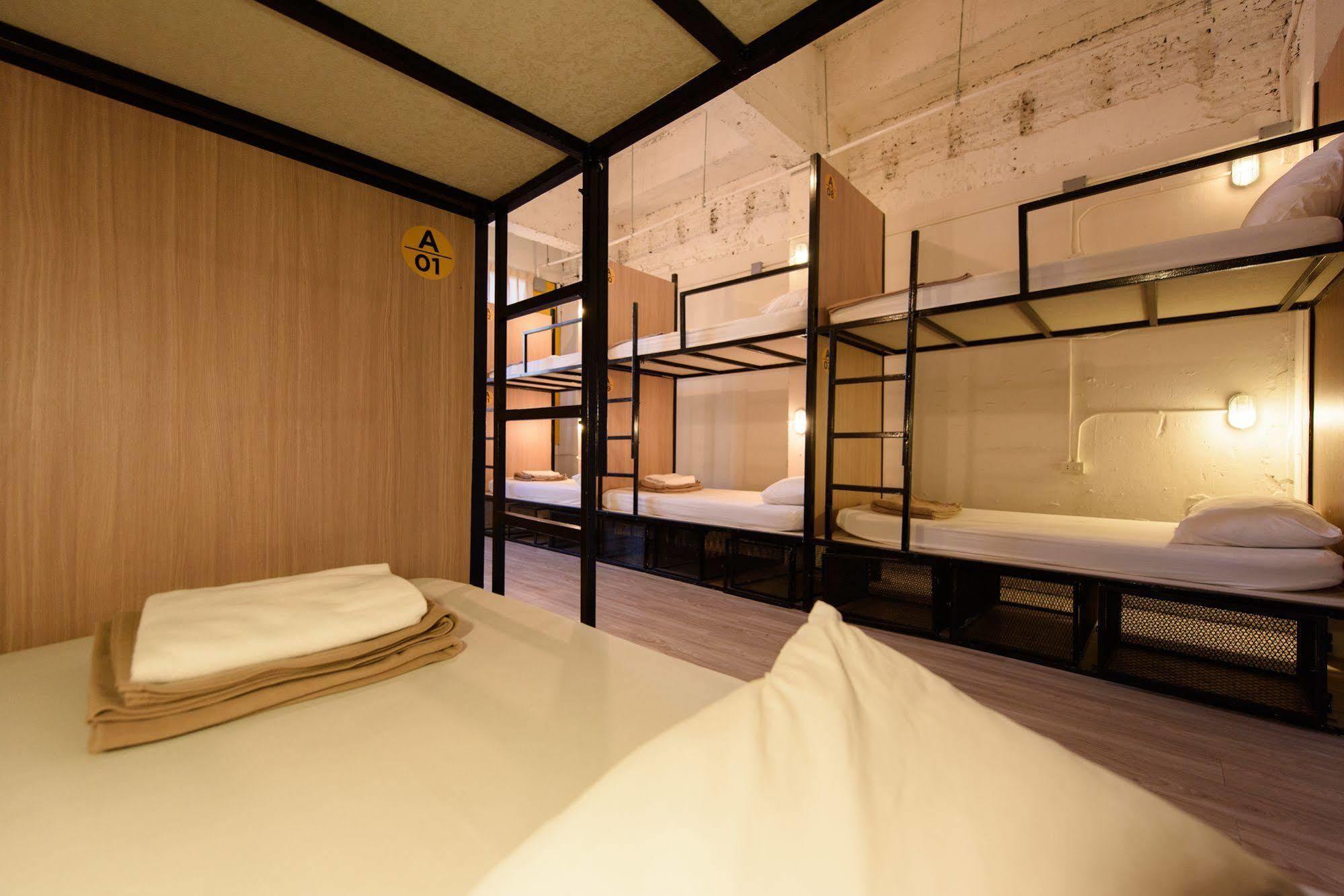 Warm White Hostel Bangkok Exterior photo