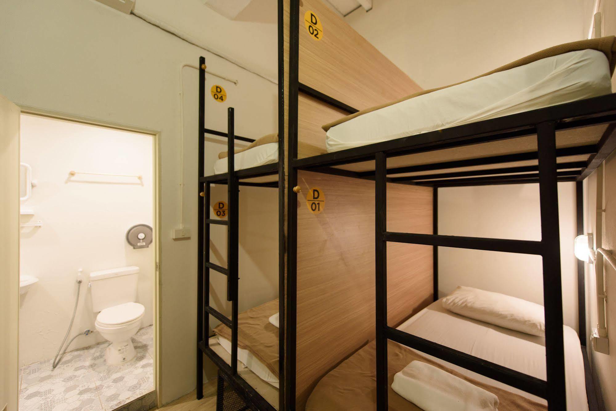 Warm White Hostel Bangkok Exterior photo
