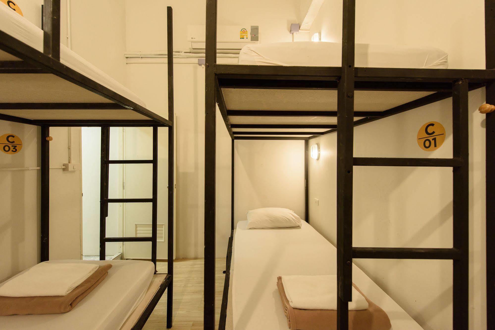 Warm White Hostel Bangkok Exterior photo