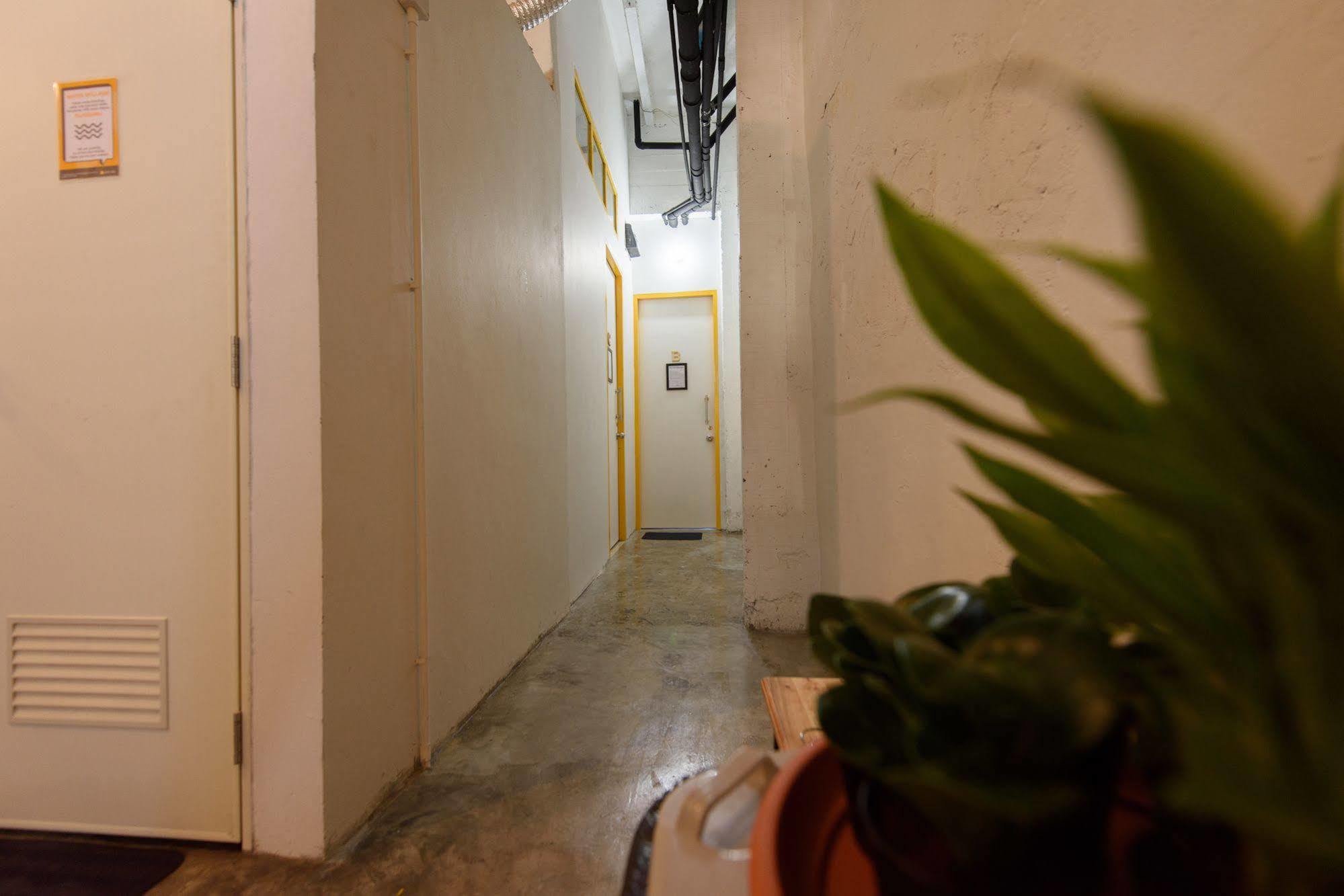 Warm White Hostel Bangkok Exterior photo