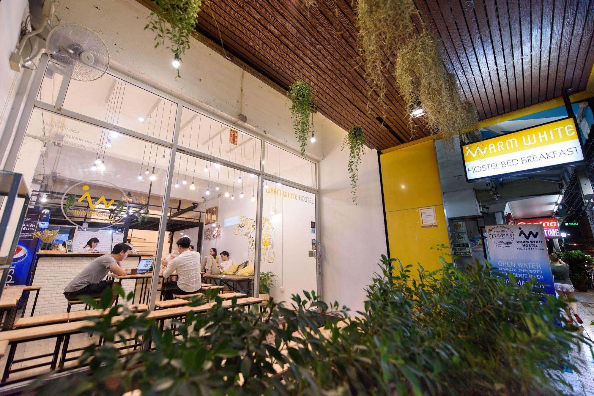 Warm White Hostel Bangkok Exterior photo